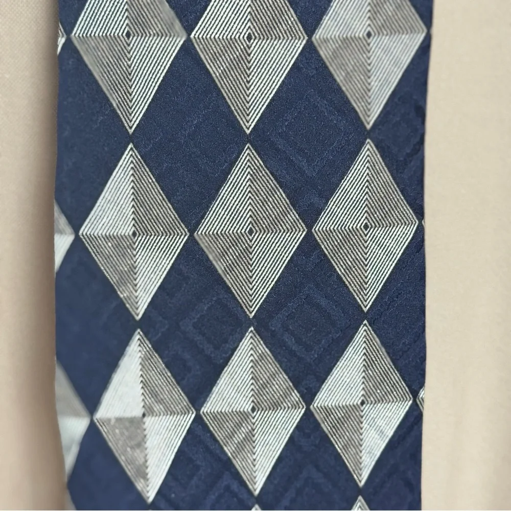 Roundtree & Yorke Men’s Necktie Black & Tan Geometric Tie 100% Silk Tie